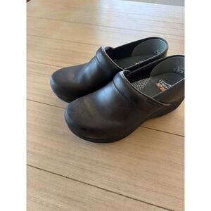 Dansko XP 2.0 matte black leather clogs  Sz 38